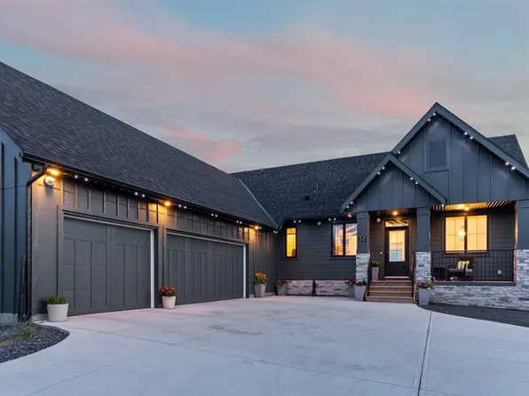 32 E Monterra Lndg, Rocky View County, AB T4C 0G8