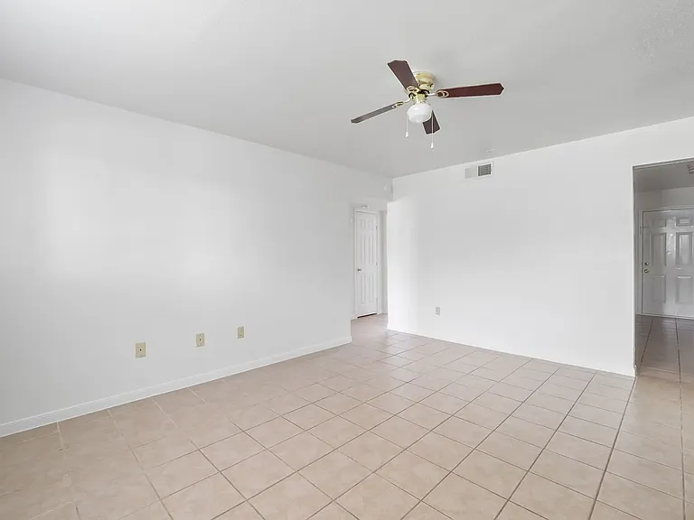La Paloma Village Apartments — Photo 18