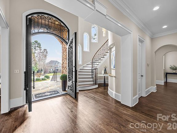 3rd image of 252 Milford Cir