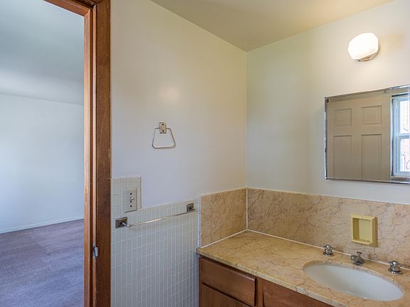 2nd image of 318 1/2 E 15th Ave