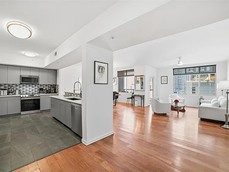 54 Rainey St #1018 — Photo 13