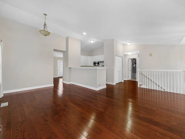 831 Genesee Dr — Photo 3