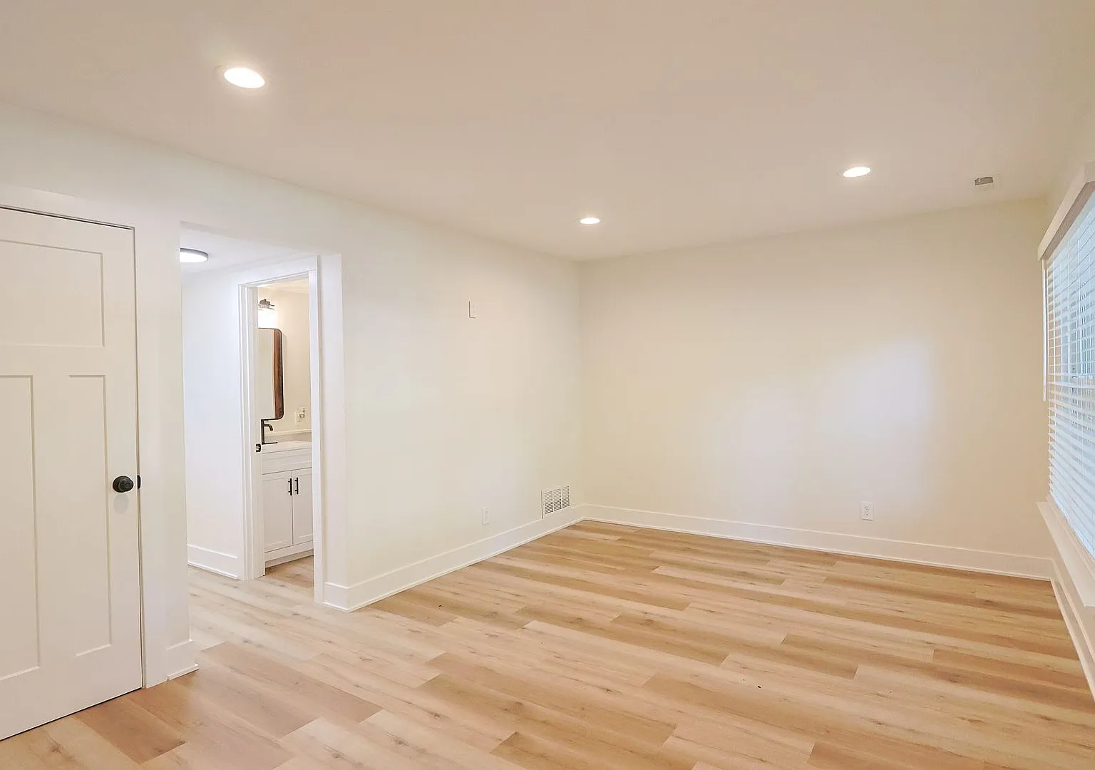 Beautifully Updated 4 Bed 2 Bath in McKinley Heights — Photo 4