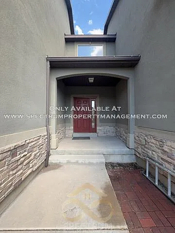 5 bed, 3.5 bath, 2320 sqft, $2,395 — Photo 2