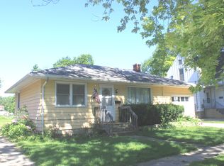 919 Wheeler St, Woodstock, IL 60098