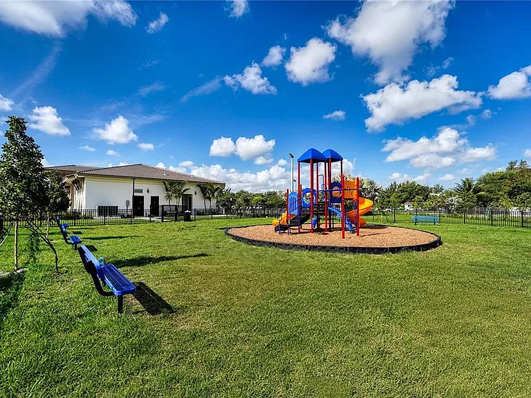 2405 NW 131st Cir — Photo 43