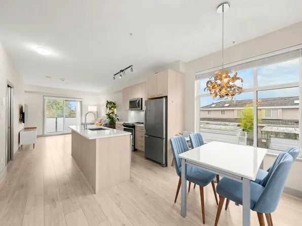 7001 Royal Oak Ave #216, Burnaby, BC V5J 0H2