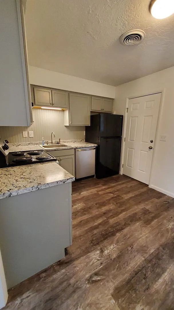 (2) Bed/(1) Bath Updated and Located just East of Campus Avail 8/11! — Photo 4