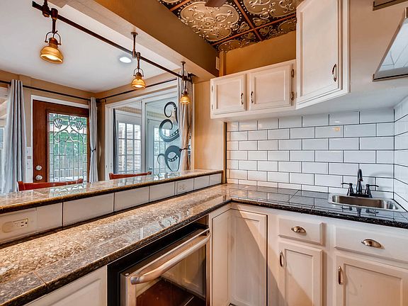 Spacious wetbar!