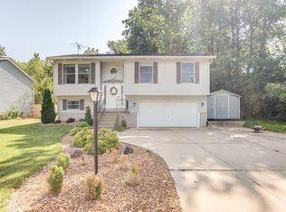 5401 Cottonwood Dr, Godfrey, IL 62035