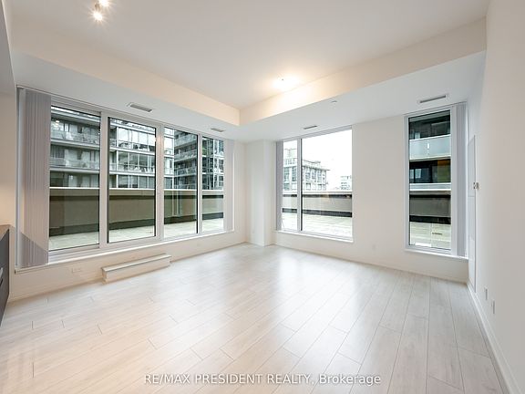 2nd image of 400 King St W #822