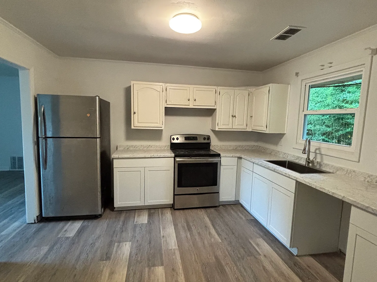 3 bed, 1220 sqft, $1,600 — Photo 3