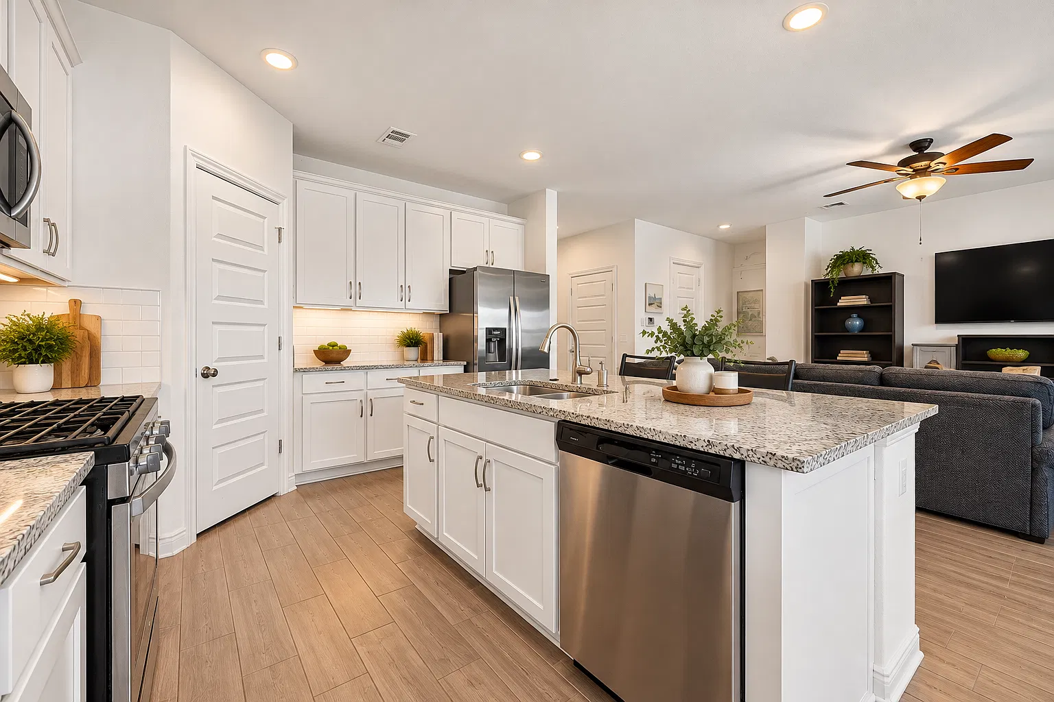4 bed, 1988 sqft, $2,100 — Photo 4