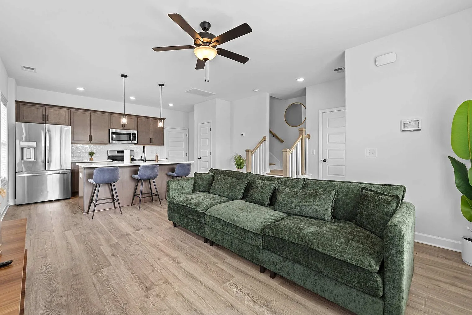 3 bed, 2.0 bath, 1323 sqft, $3,520 — Photo 4