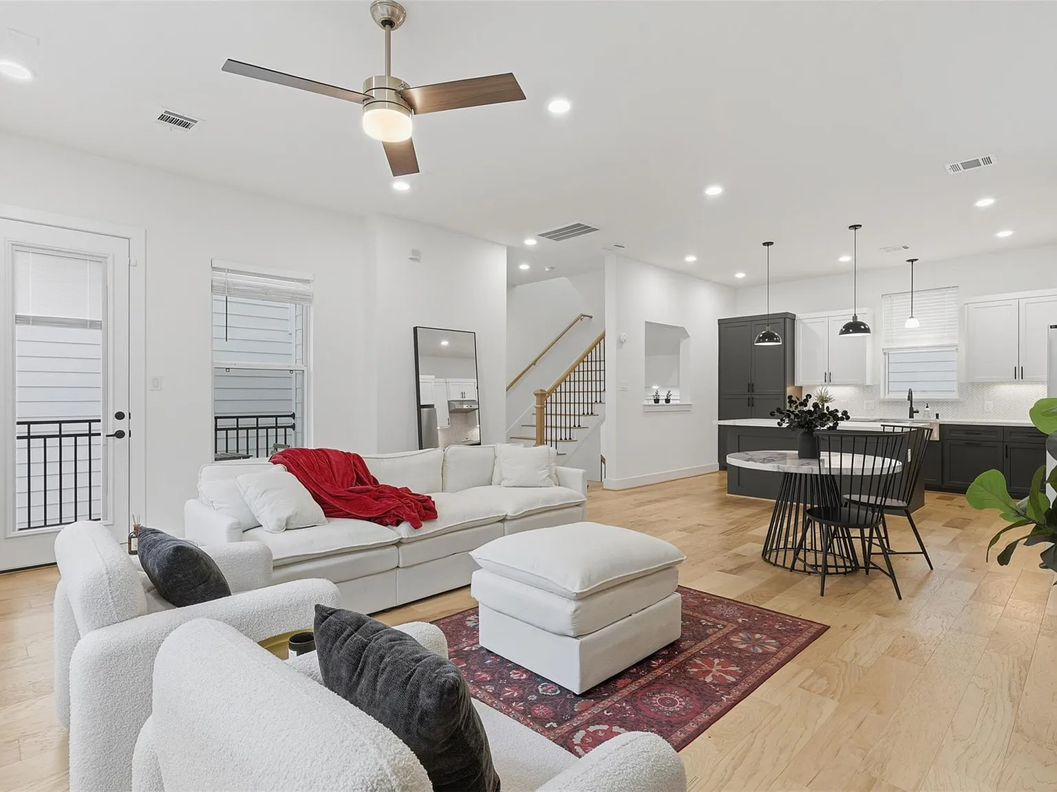 3 bed, 3.5 bath, 1895 sqft, $2,500 — Photo 2