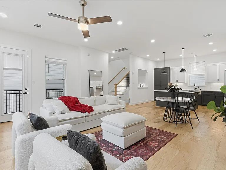 714 W Donovan St #A — Photo 2