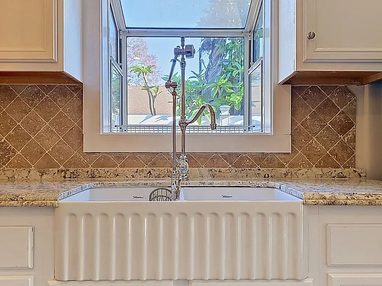 3819 S Van Ness Ave — Photo 16
