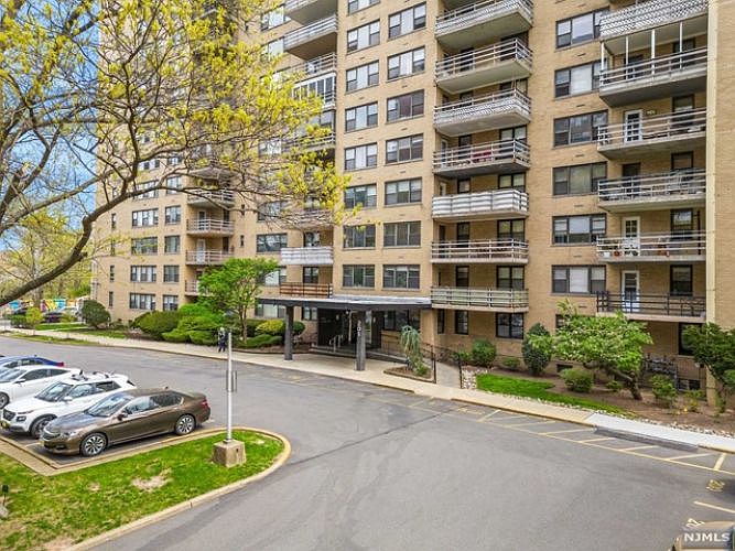 1st image of 201 Saint Pauls Ave APT 4R