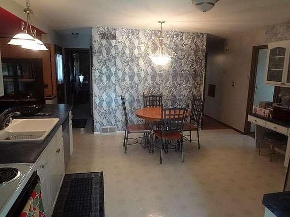 5th image of W164N10443 Timberline Ct