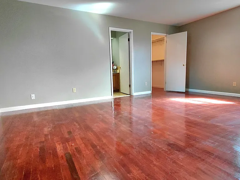 874 Hollyridge Dr — Photo 12