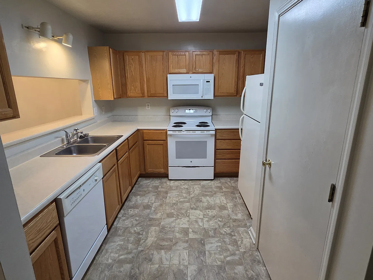 2 bed, 650 sqft, $1,100 — Photo 3