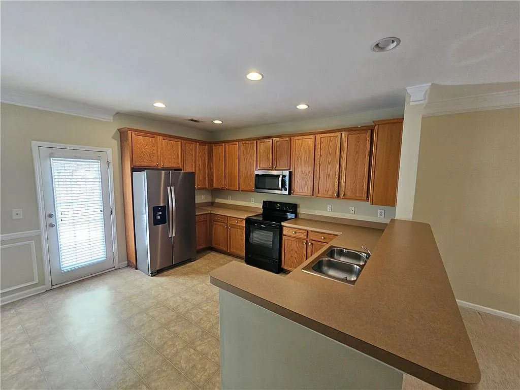 3 bed, 2.5 bath, 1444 sqft, $1,900 — Photo 2