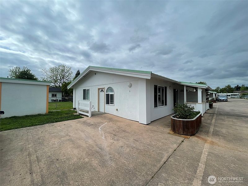 5th image of 109 4th Avenue SE