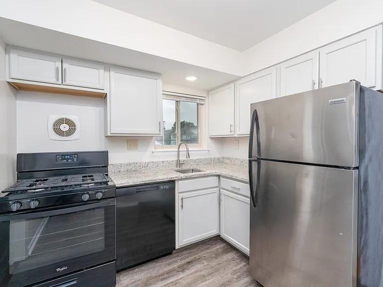 Brooke Court Apartments — Photo 9