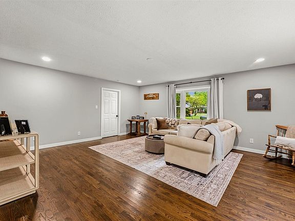 4th image of 405 West St