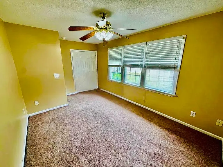 214 W Barbee St — Photo 8