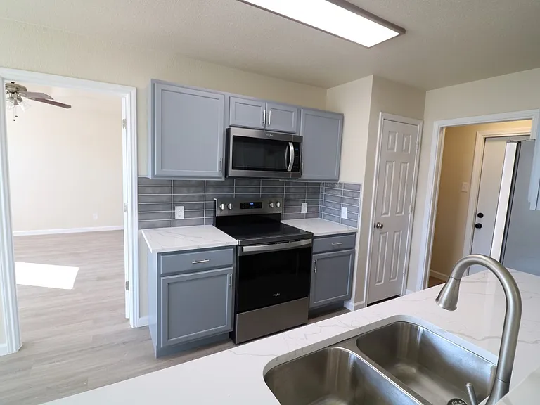 4304 Captain Dr — Photo 5
