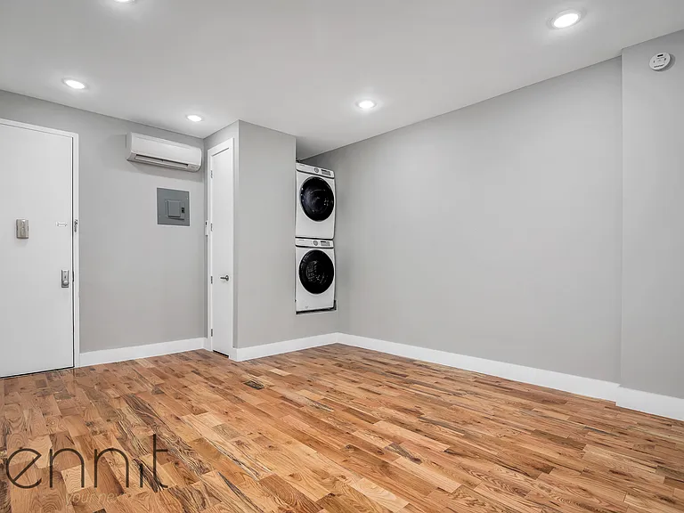553 E 26th St #2R — Photo 3
