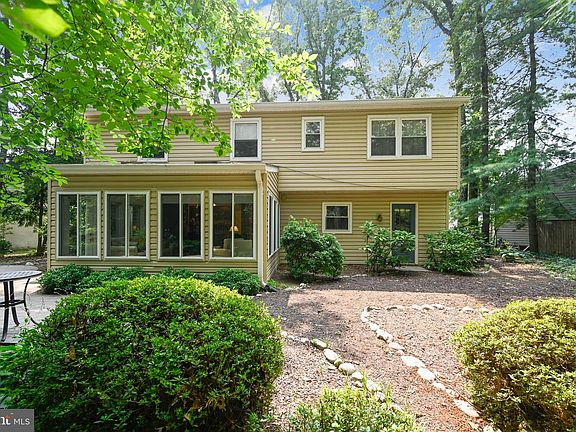 2nd image of 425 Fairford Ct