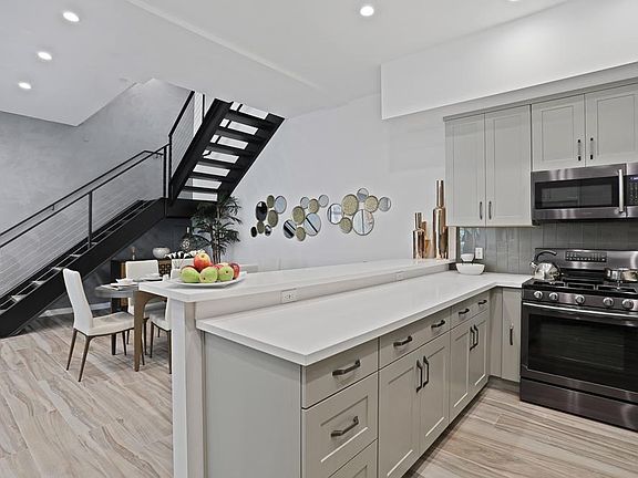 5th image of 2323 28th St Unit 7