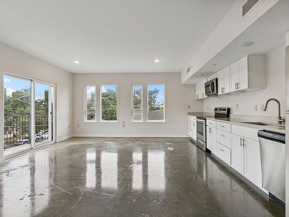 3rd image of 3100 Banks St #302