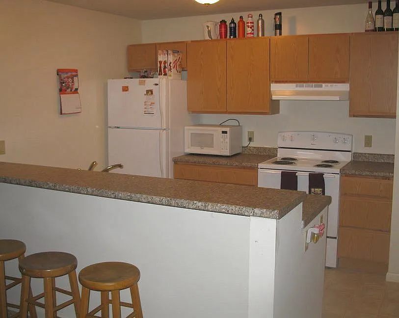 709 W Green St — Photo 4
