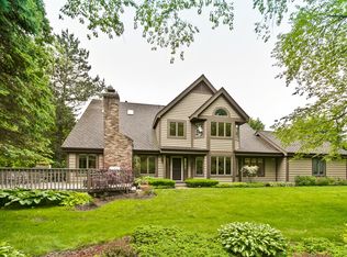 1927 Forest Creek Ln, Libertyville, IL 60048