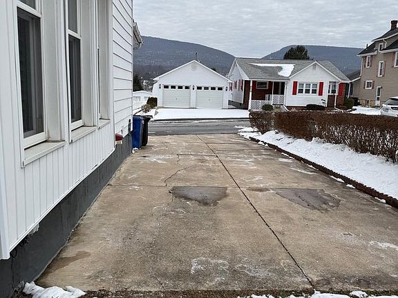 3rd image of 616 E Crawford Ave