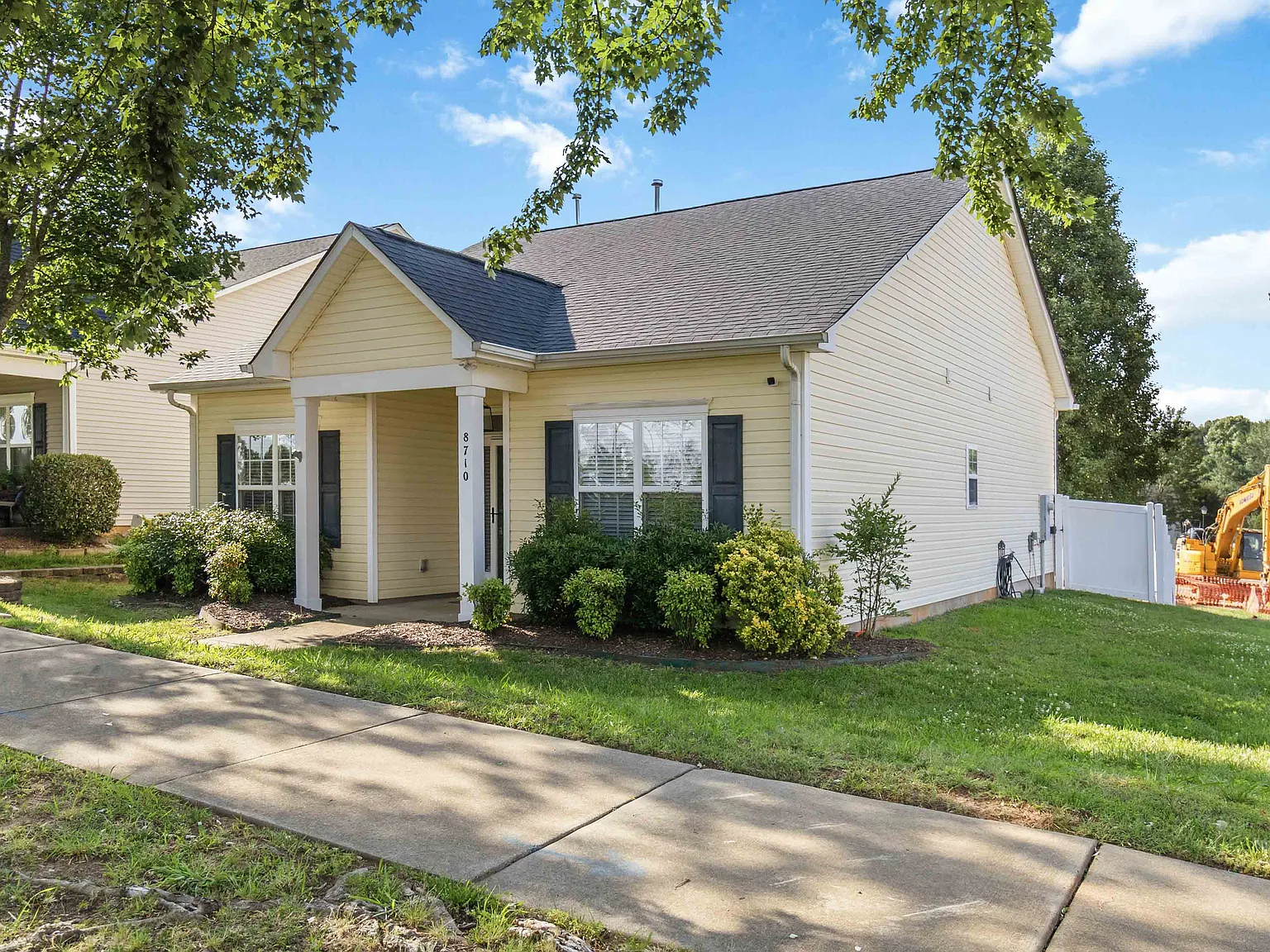 3 bed, 1290 sqft, $2,300 — Photo 3