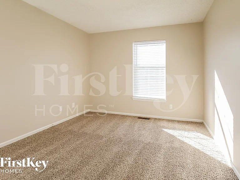 1601 NE Auburn Dr — Photo 9