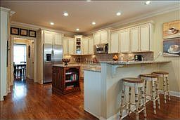4th image of 120 Gladstone Ln