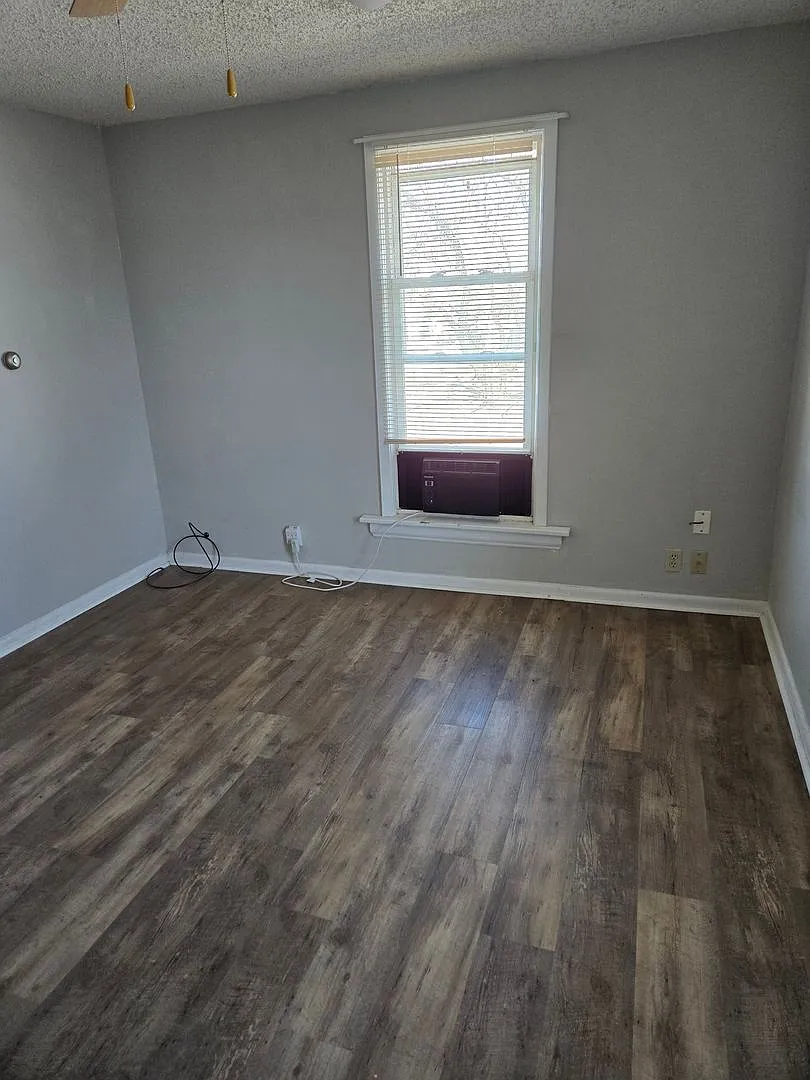 504 Elm St — Photo 2