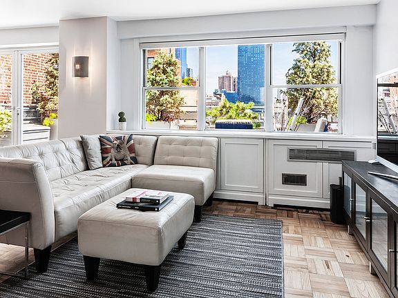 3rd image of 430 W 34th St #Penthouse C