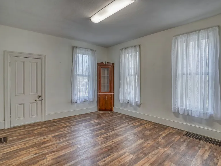 132 W Mount Vernon St — Photo 34