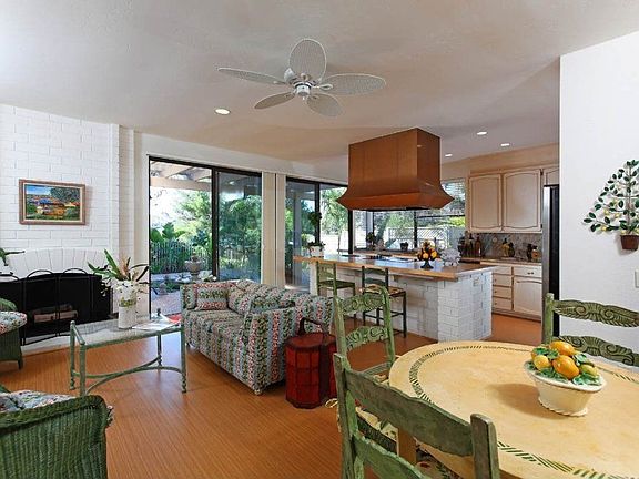 Breakfast Area, Family Room & Kitchen