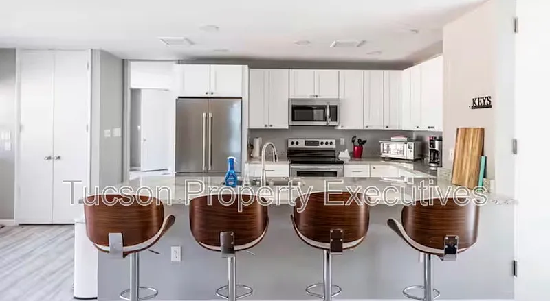 4 bed, 3.5 bath, 2259 sqft, $4,000 — Photo 2