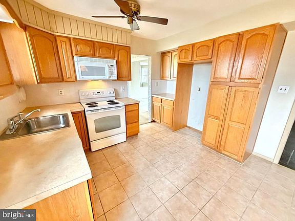 3rd image of 302 Provincetown Rd