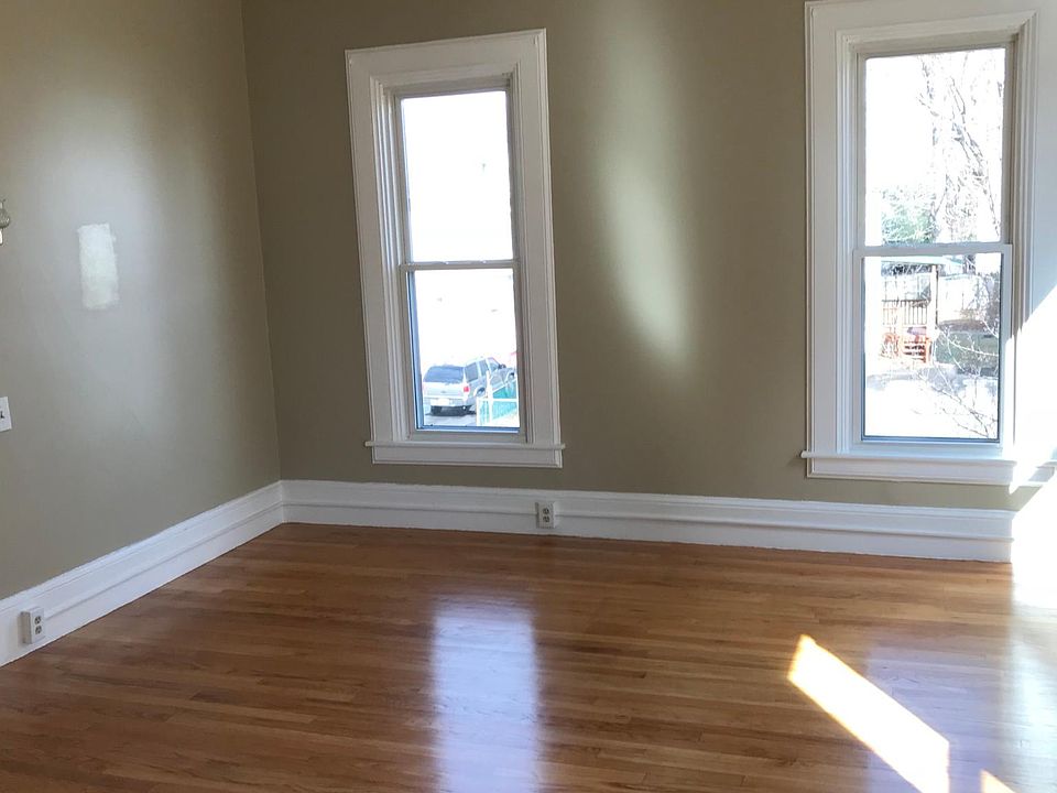 2nd image of 403 Pleasant St #2