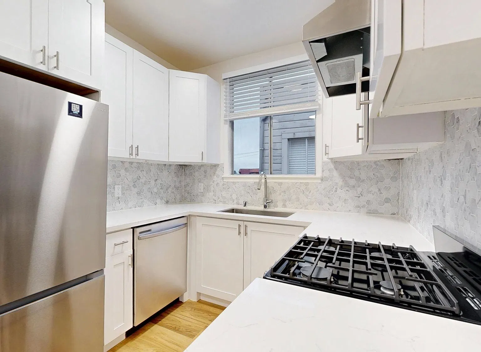 Top Floor Junior 1 BR! 2 blocks from Chestnut Street! — Photo 4