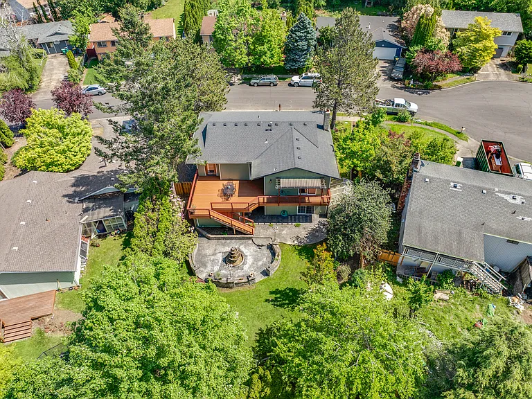 Backyard
+Lawn mowing managed/paid for by host
+Fully fenced
+Aesthetic fountain
+Sprinkler system